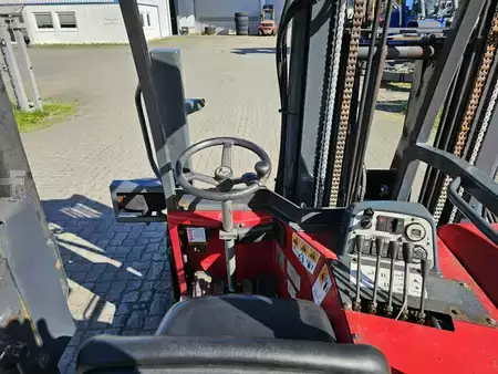 Truck med førersetet 2013  Moffett M4-25.4 (10)