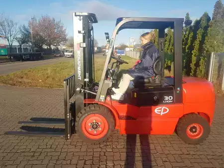 Elektro 4 Rad 2021  EP Equipment EFL302 (1)
