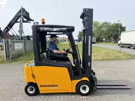 Carrelli elettrici 4 ruote 2012  Jungheinrich EFG320 (3)