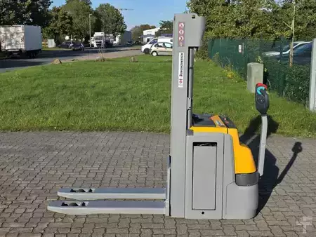 Apilador eléctrico 2020  Jungheinrich EJC214z (1)