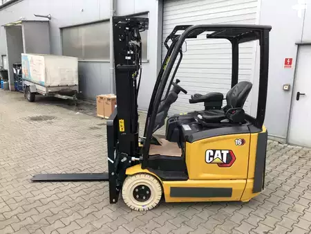 Chariots électriques à 3 roues 2023  CAT Lift Trucks CATERPILLAR EP16ACNT (1)