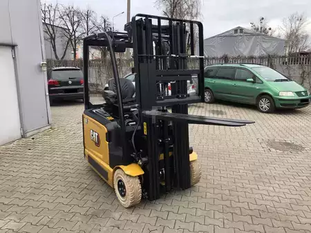 Chariots électriques à 3 roues 2023  CAT Lift Trucks CATERPILLAR EP16ACNT (12)
