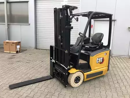 Chariots électriques à 3 roues 2023  CAT Lift Trucks CATERPILLAR EP16ACNT (2)