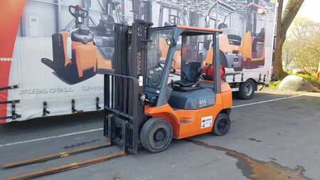 LPG Forklifts 2002  Toyota 42-7FGF25 (1)