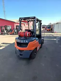 Treibgasstapler  Toyota 02-8FGF25 (1)