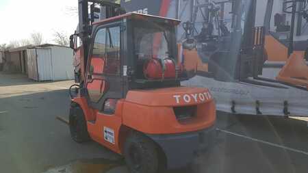 Empilhador a gás 2009  Toyota 02-7FG35 (5)