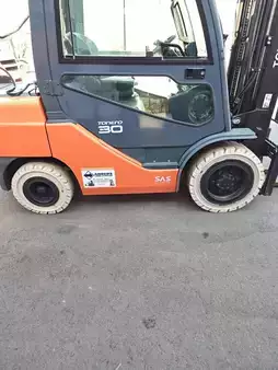 Gas truck 2017  Toyota 02-8FGF30 (1)