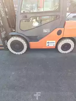 Gas truck 2017  Toyota 02-8FGF30 (2)