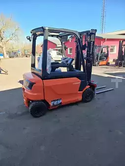Elektro 4 Rad  Toyota 9FB16T (1)