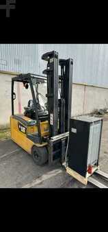 Chariot 4 roues électrique 2012  CAT Lift Trucks EP18CPNT (1)