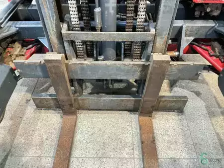 Chariots élévateurs diesel 2004  Moffett  (5)