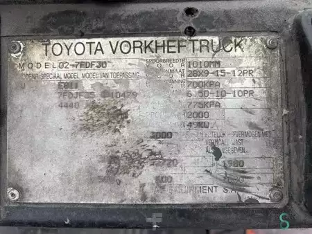 Chariots élévateurs diesel 2000  Toyota 02-7 FDF 30 (17)