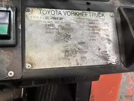 Chariots élévateurs diesel 2000  Toyota 02-7 FDF 30 (8)