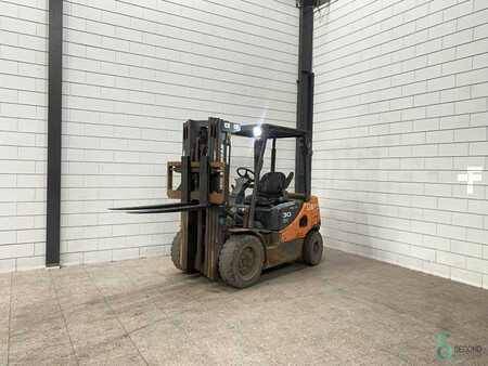 Empilhador diesel 2010  Doosan D30S-5 5 (D) (5)