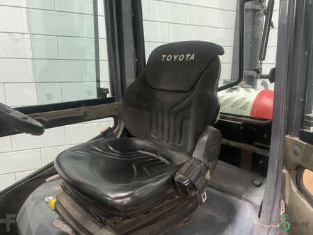 Chariots élévateurs GPL 2008  Toyota 02-8 FGF 30 FGF (8)