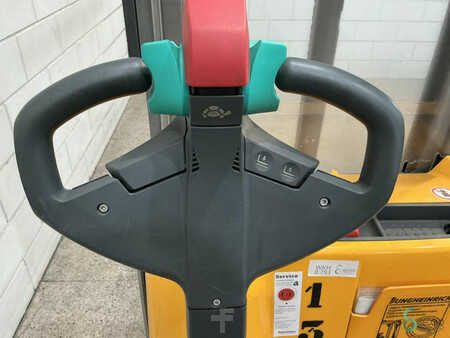 Hochhubwagen 2016  Jungheinrich EJC 112 (8)