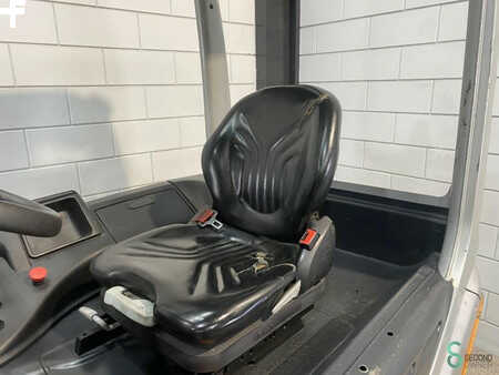 Chariots électriques à 4 roues 2012  Still RX60-25 (10)