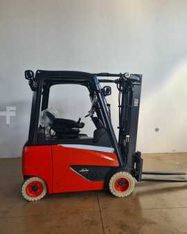 Elektryczne 4-kołowe 2025  Linde E20PH (2)