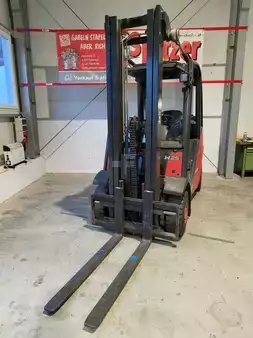 Treibgasstapler 2010  Linde H25T-01 (1)