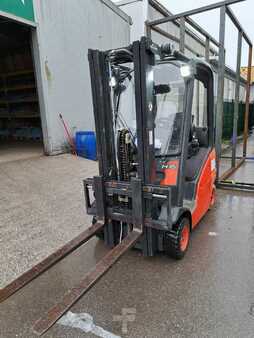 Gázüzemű targoncák 2010  Linde H16T (2)