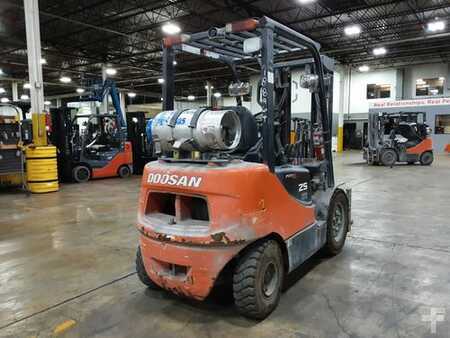 Carretilla elevadora GLP 2012  Doosan G25P-5 (2)