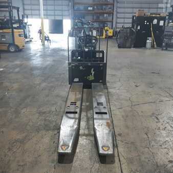 Electric Pallet Jacks 2010  Crown PE4000-80 (5)