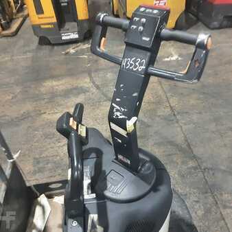 Electric Pallet Jacks 2010  Crown PE4000-80 (6)