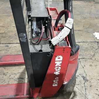 Electric Pallet Jacks 2015  Raymond 102T-F45L (7)