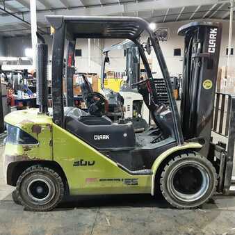 Diesel Forklifts 2019  Clark S30D (1)