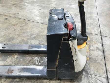 Electric Pallet Jacks 2011  Crown WP2335-45 (7)