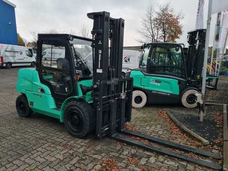 Chariots porte-conteneurs 2024  Mitsubishi FD55N3 (1)