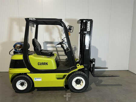 Propane Forklifts 2012  Clark CQ25L (1)