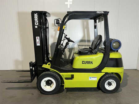 Propane Forklifts 2012  Clark CQ25L (2)