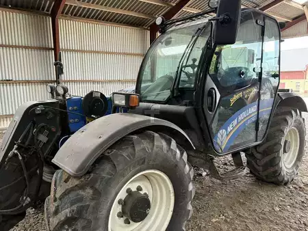 Empilhador telescópico giratório  2017  New Holland LM742 (1)
