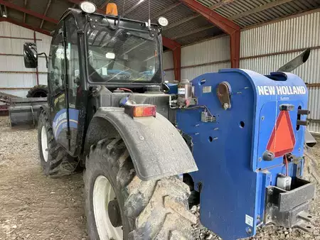 Empilhador telescópico giratório  2017  New Holland LM742 (2)