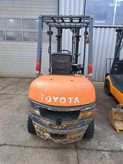 Chariots élévateurs diesel 1996  Toyota 02-6FDF30 (3)