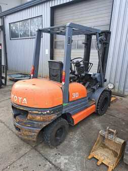 Chariots élévateurs diesel 1996  Toyota 02-6FDF30 (4)
