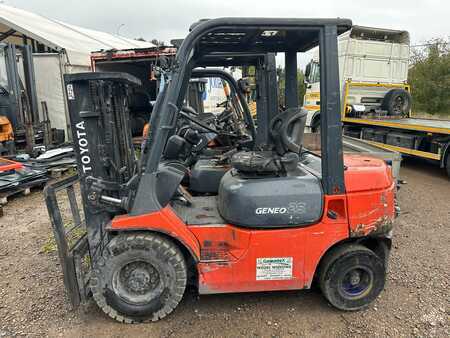 Dieselový VZV 2001  Toyota 02-7FDF25 (4)