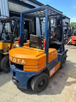 Chariots élévateurs diesel 1995  Toyota 02-5FD25 (4)