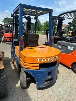Chariots élévateurs diesel 1995  Toyota 02-5FD25 (3)