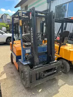 Chariots élévateurs diesel 1995  Toyota 02-5FD25 (1)