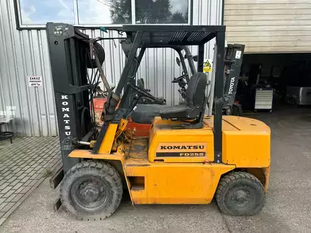 Chariots élévateurs diesel 1995  Komatsu FD25-10 (1)