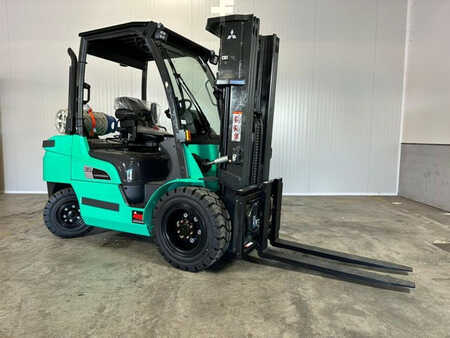 Chariot élévateur gaz 2022  Mitsubishi FG35N LPG Forklift (7)