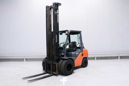 Carretilla elevadora GLP 2014  Toyota 02-8-FGF-30 (1)