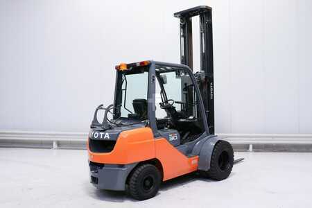 Carretilla elevadora GLP 2014  Toyota 02-8-FGF-30 (2)