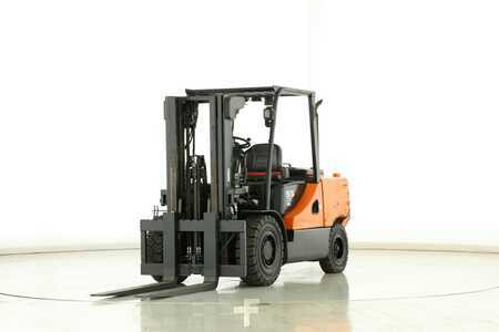 Empilhador diesel 2016  Doosan D-55-C-7 (1)