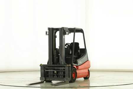 4-wiel elektrische heftrucks 2001  Linde E-30-02 (336) (1)