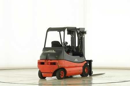 4-wiel elektrische heftrucks 2001  Linde E-30-02 (336) (2)