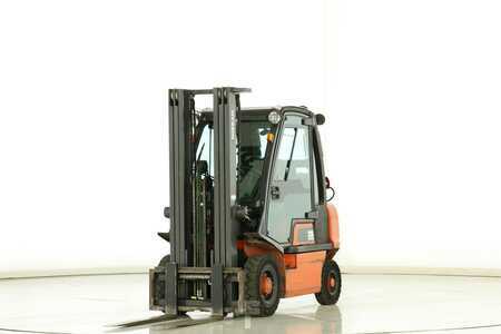 Treibgasstapler 2002  Nissan UD-02-A-25-PQ (1)