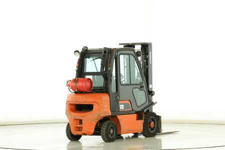 Treibgasstapler 2002  Nissan UD-02-A-25-PQ (2)
